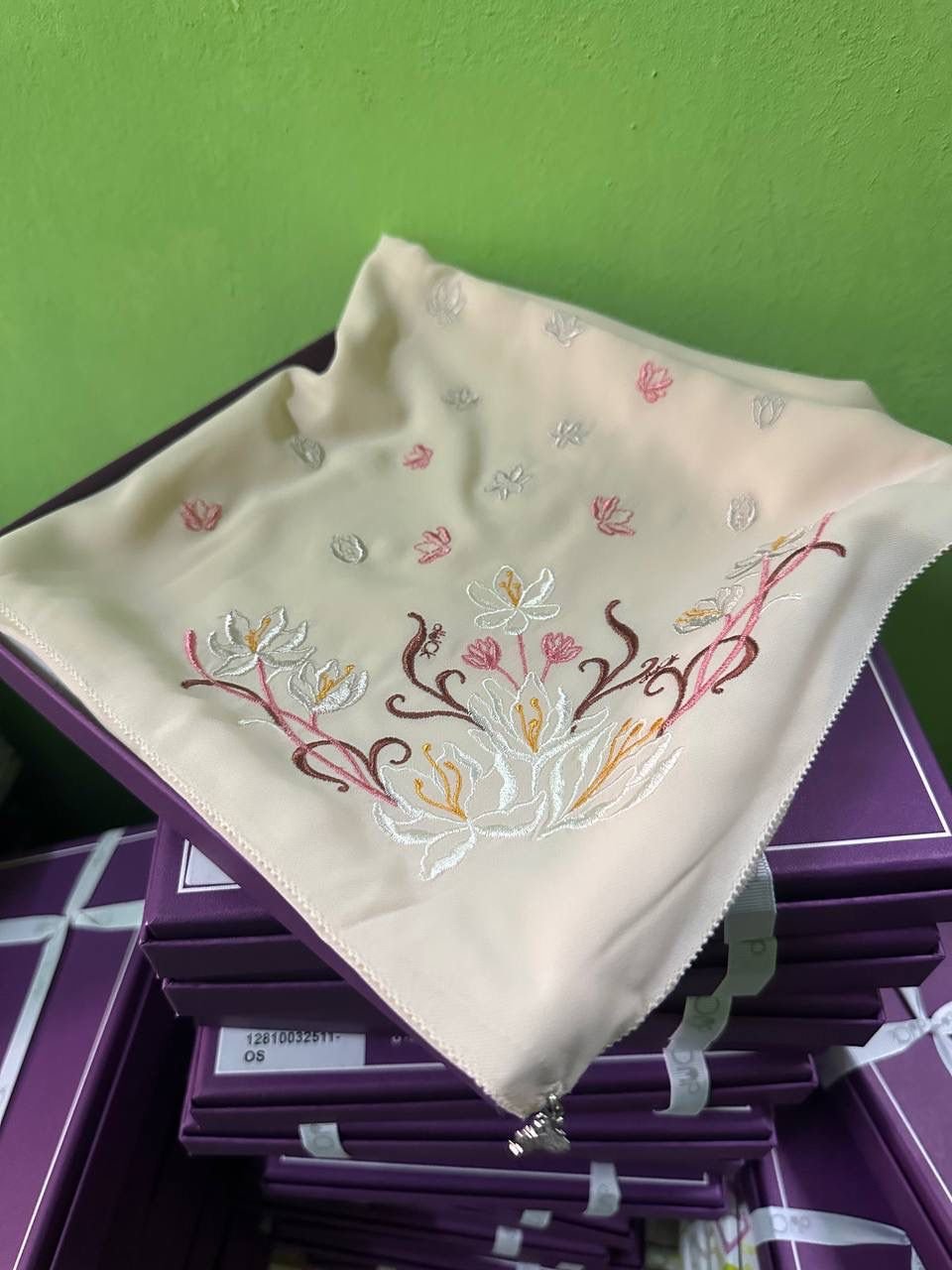 Embroidery duck shawl & square